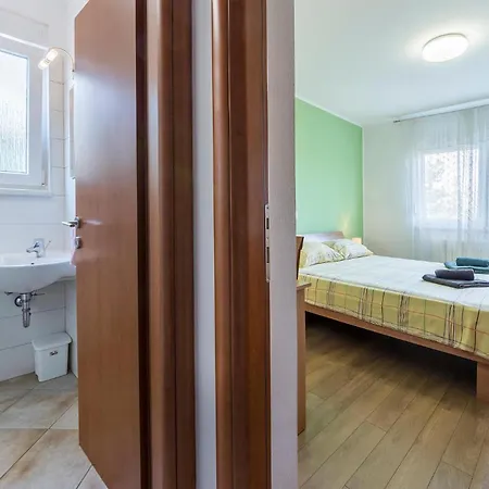 2 Bedroom Stunning Apartment In Pula *