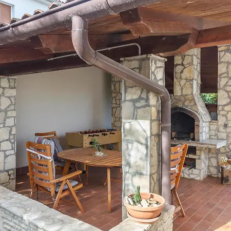 2 Bedroom Stunning Apartment In Pula Appartement