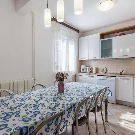 2 Bedroom Stunning Apartment In Pula