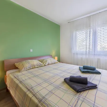 Apartment 2 Bedroom Stunning Apartment In Pula